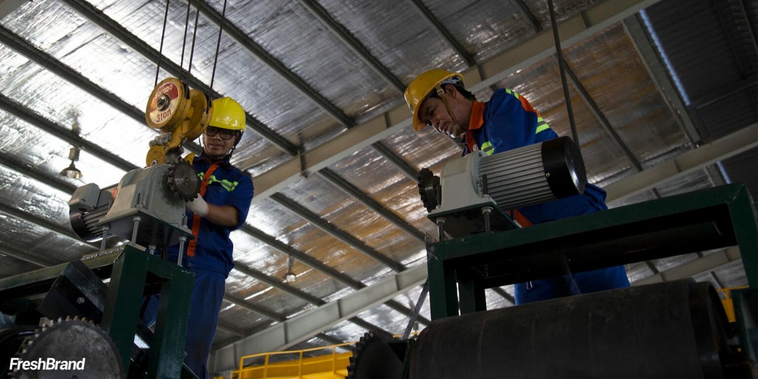 Người thợ Nam Thuận Phát vận hành máy trong xưởng