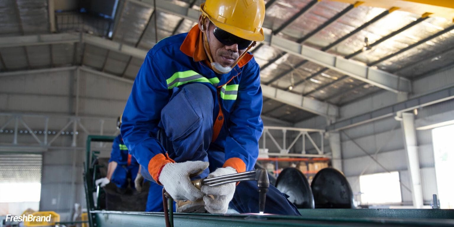 Người thợ Nam Thuận Phát đang làm việc trong xưởng