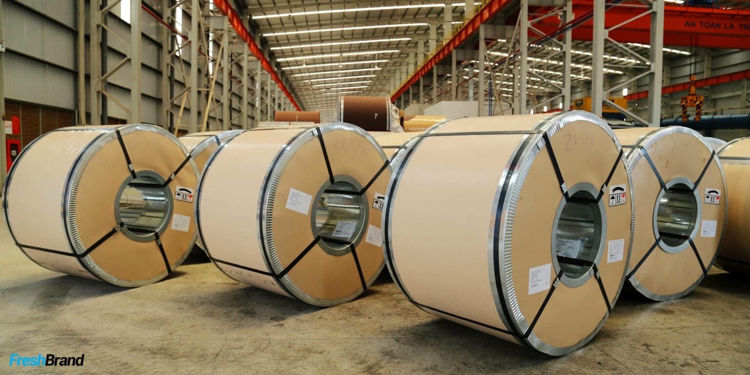 Tôn cuộn thành phẩm trong kho nhà máy Tôn Đông Á