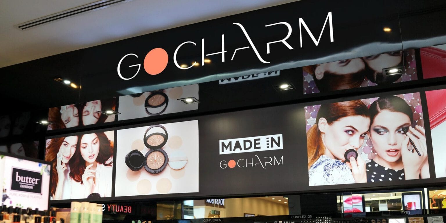 Mặt tiền cửa hàng GOCHARM với bảng hiệu phát sáng