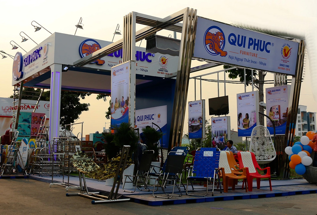 Gian trưng bày sản phẩm Qui Phúc lúc chiều tối