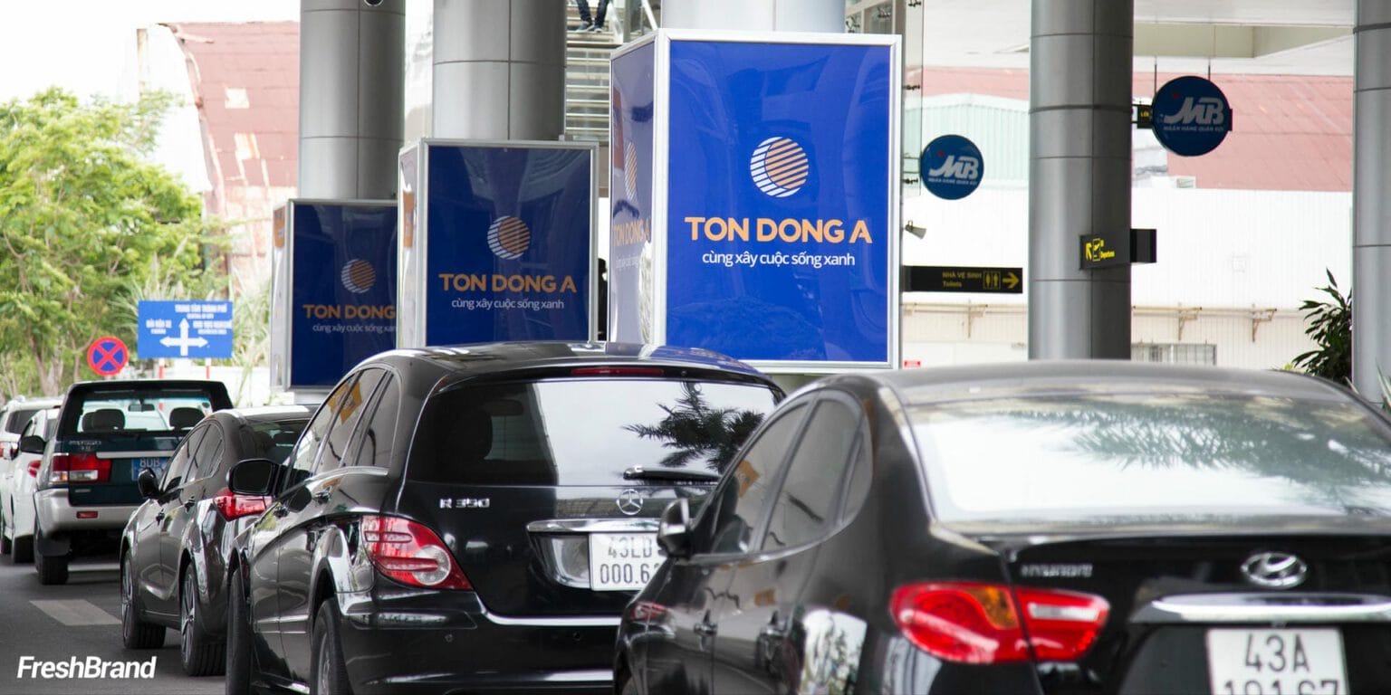 Bảng hiệu Tôn Đông Á tại bãi xe