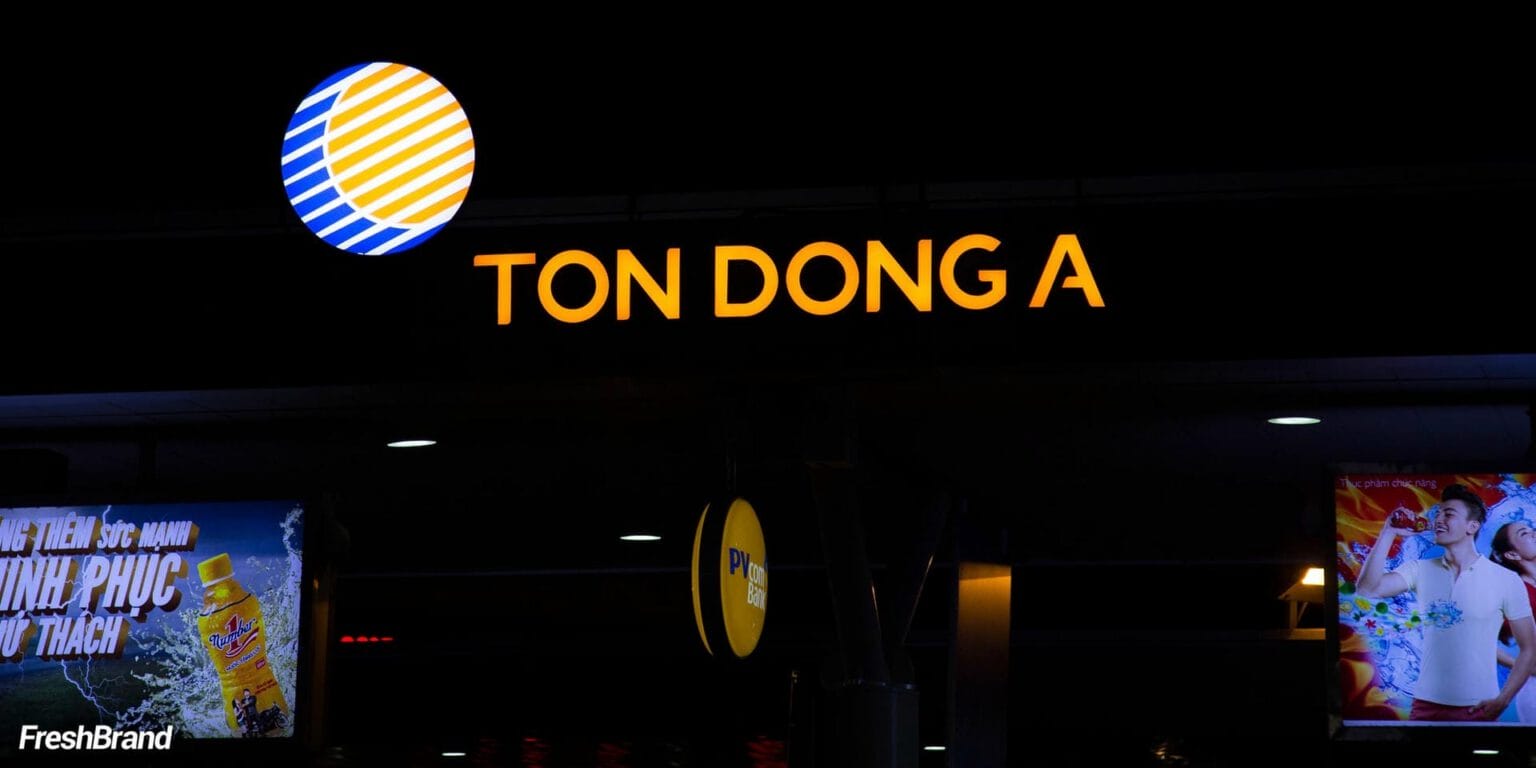 Bảng hiệu TON DONG A phát sáng ban đêm