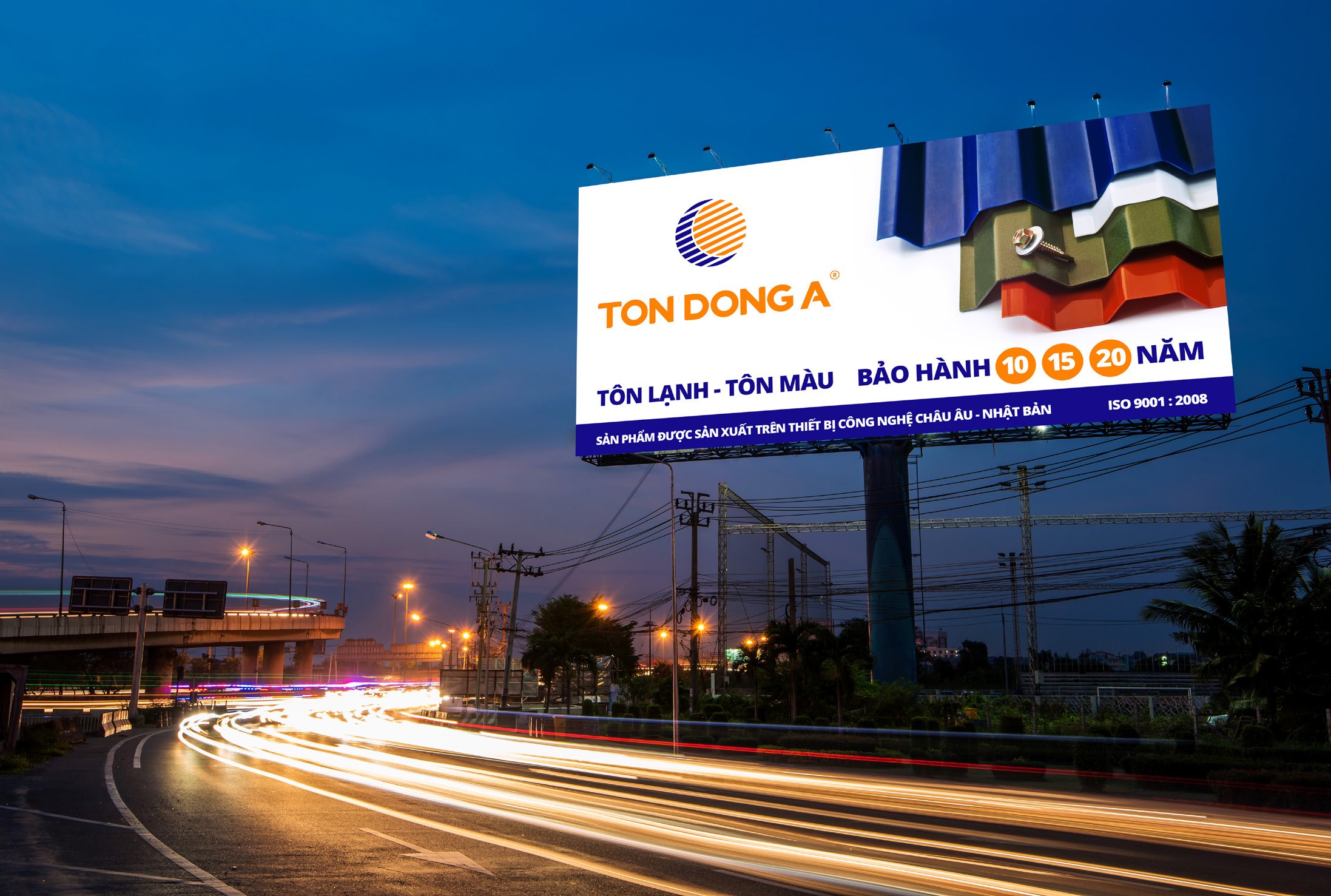 Biển quảng cáo tôn lạnh, tôn màu Tôn Đông Á bên xa lộ lúc chiều tối