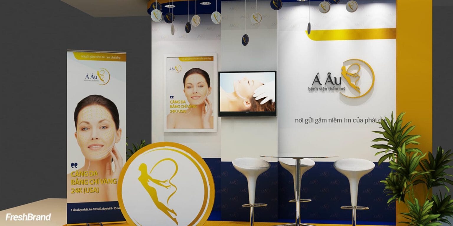Mặt trước gian hội chợ Á Âu với quầy và ghế cao