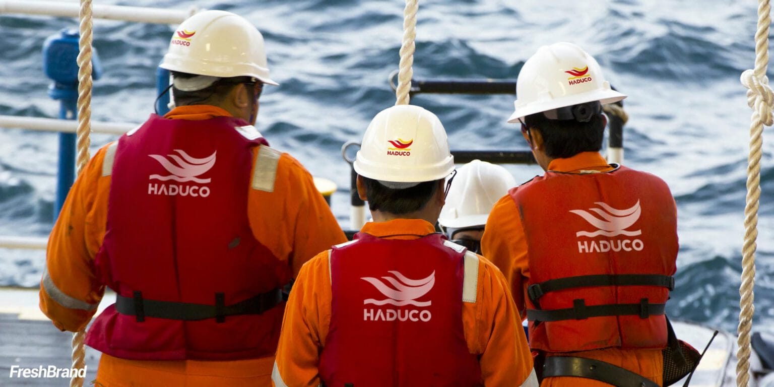Thuyền viên HADUCO trong đồng phục mang nhận diện