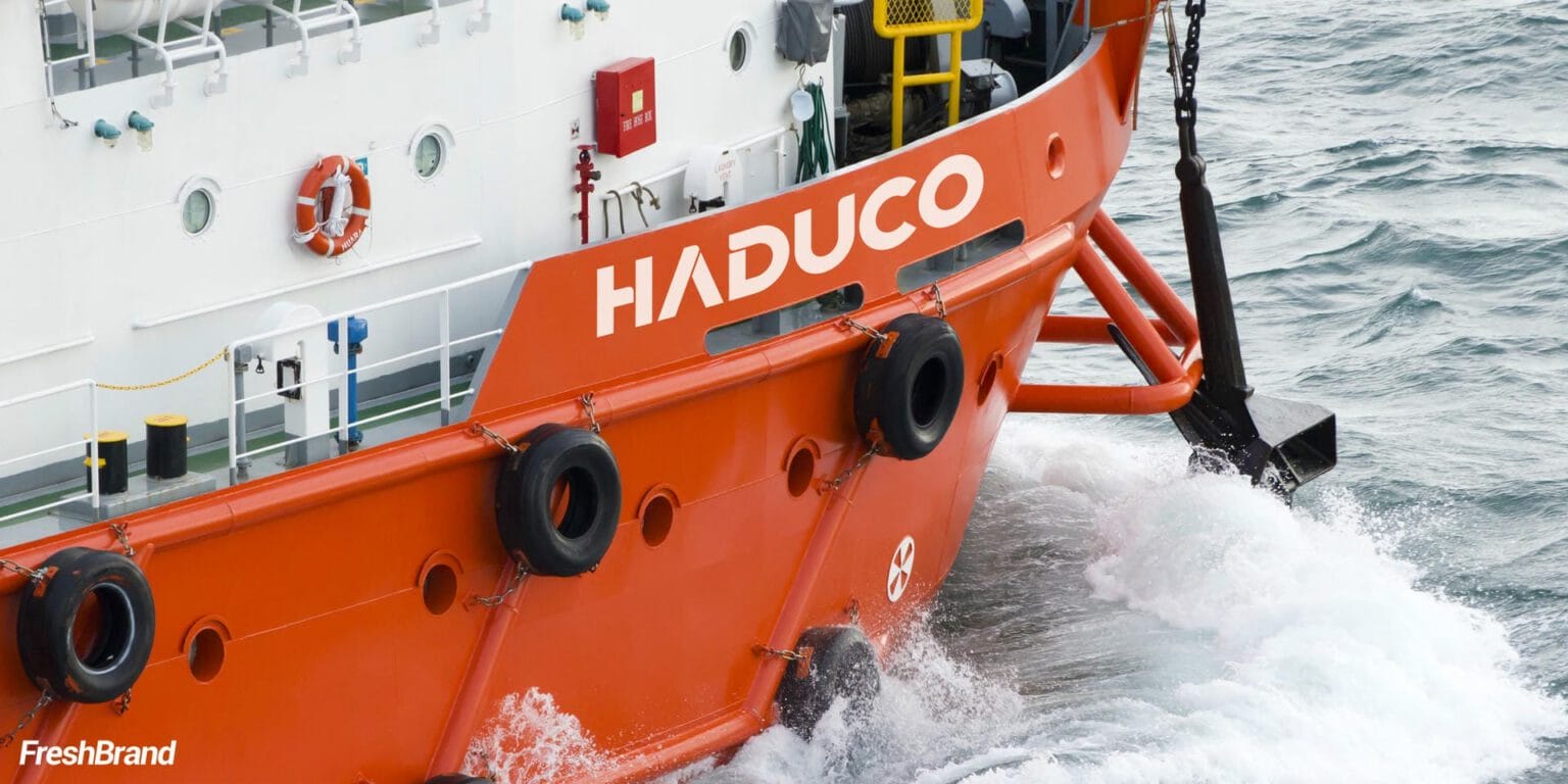 Tàu dịch vụ mang nhận diện HADUCO trên biển