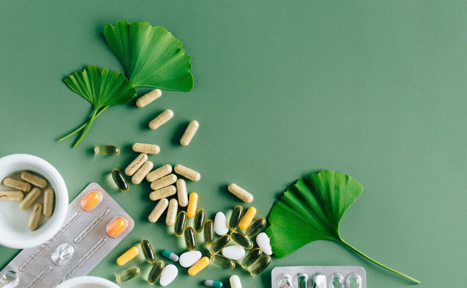 Viên nang và lá bạch quả trong hình ảnh thương hiệu FiOPharm