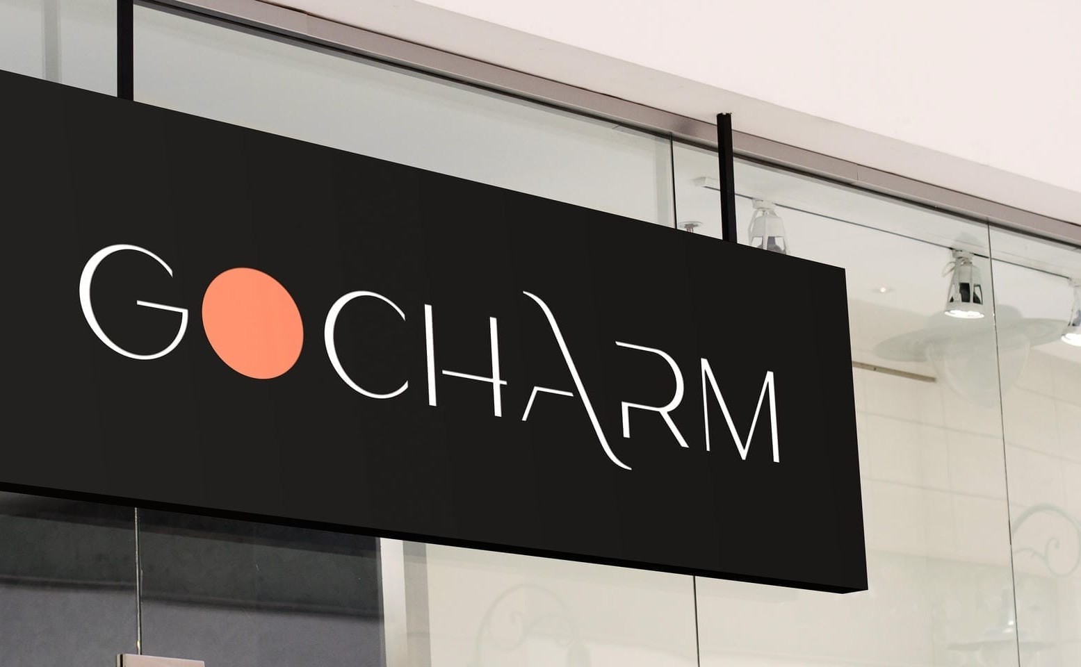 Bảng hiệu treo GOCHARM trên nền đen