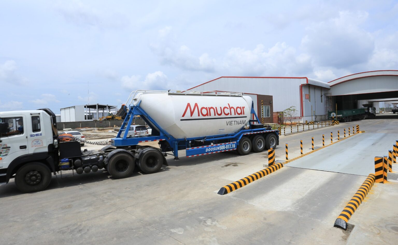 Xe bồn Manuchar tại kho hàng