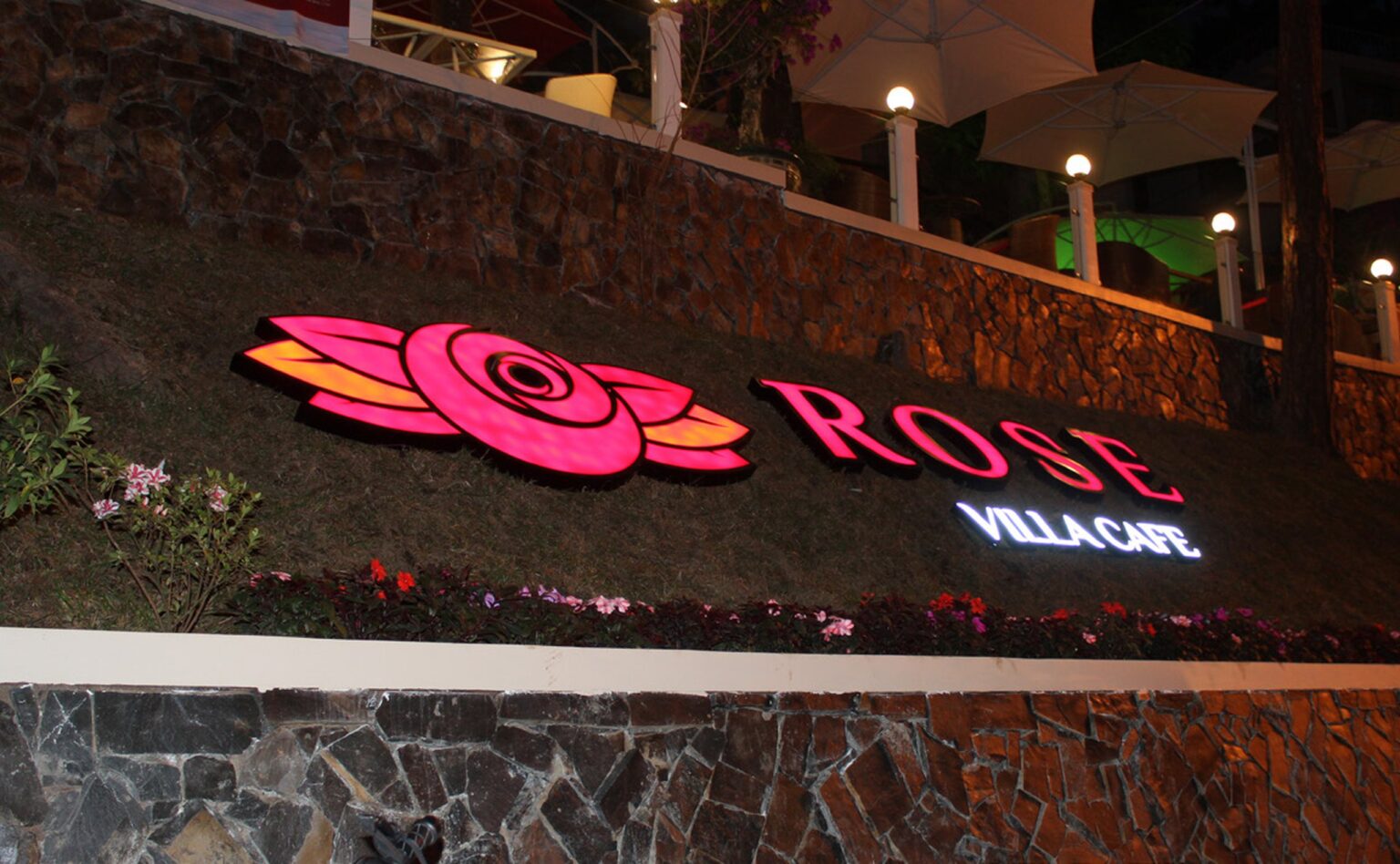 Biển hiệu đóa hồng và chữ ROSE phát sáng của Rose Villa Cafe
