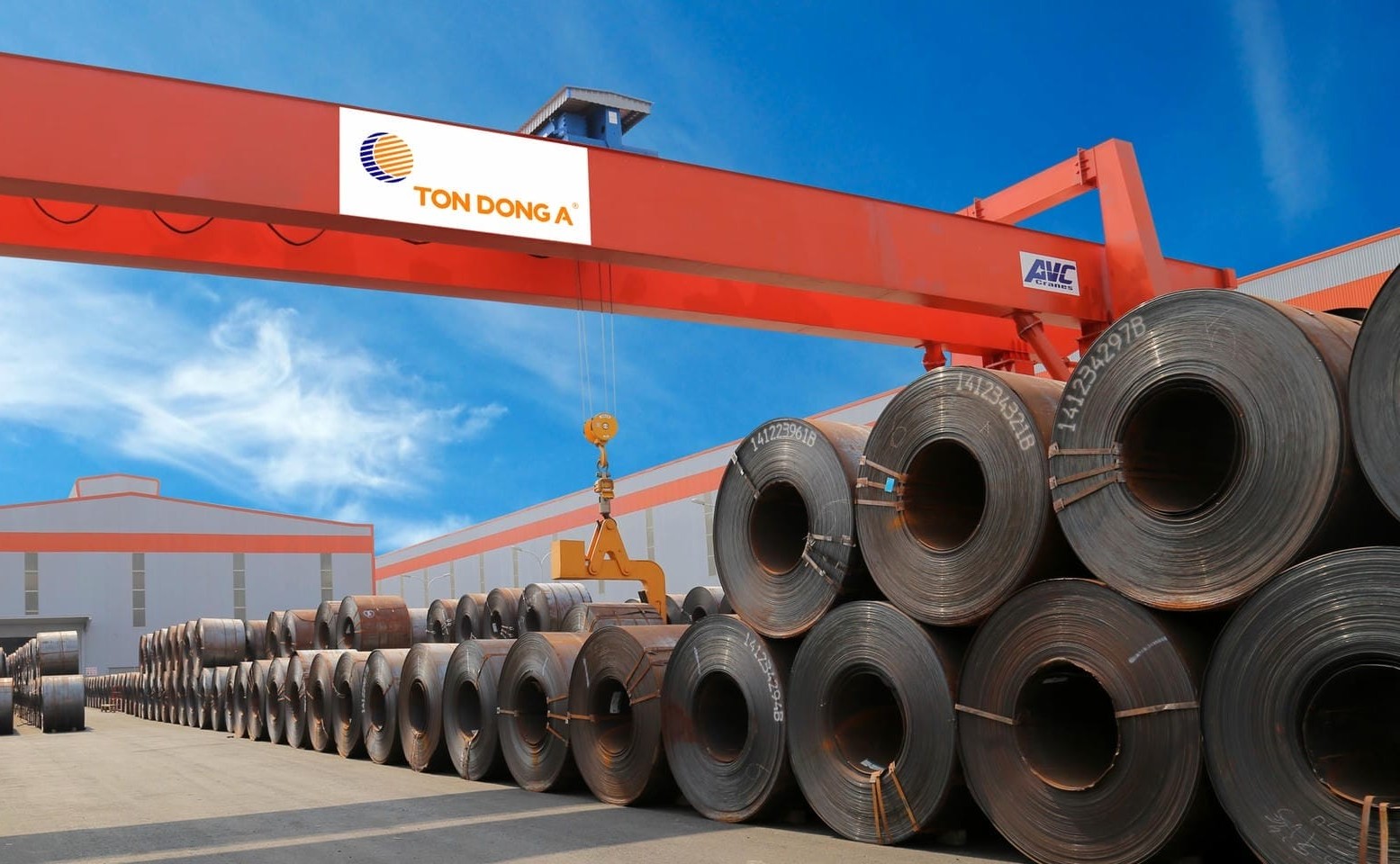 Cầu trục và bãi tôn cuộn trước nhà máy Tôn Đông Á